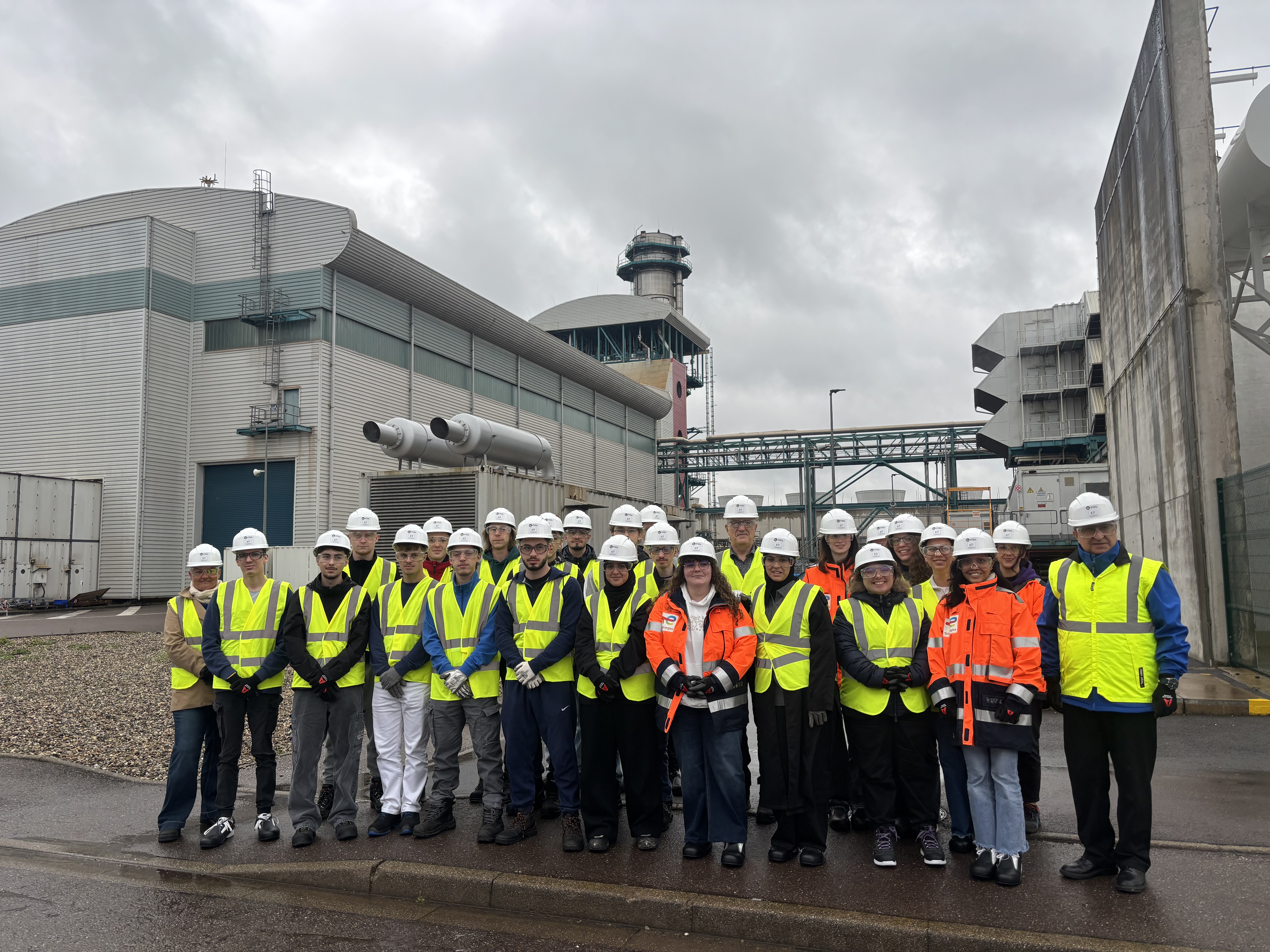 étudiants devant TotalEnergies